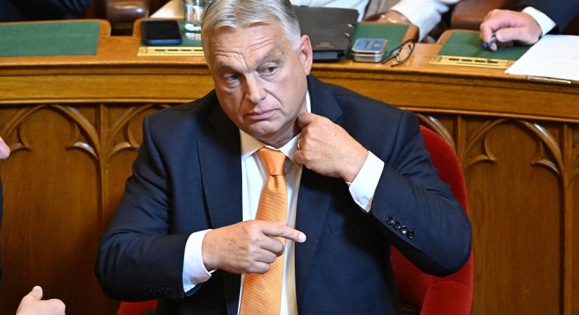 A testbeszédek elemzőjét nem vitték el a kommandósok, cserébe Magyar Péter és Orbán Viktor gesztusait kommentálja