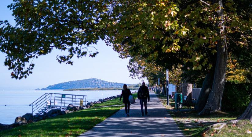 Sétálni lehet a Balaton medrében: hova tűnt a víz?