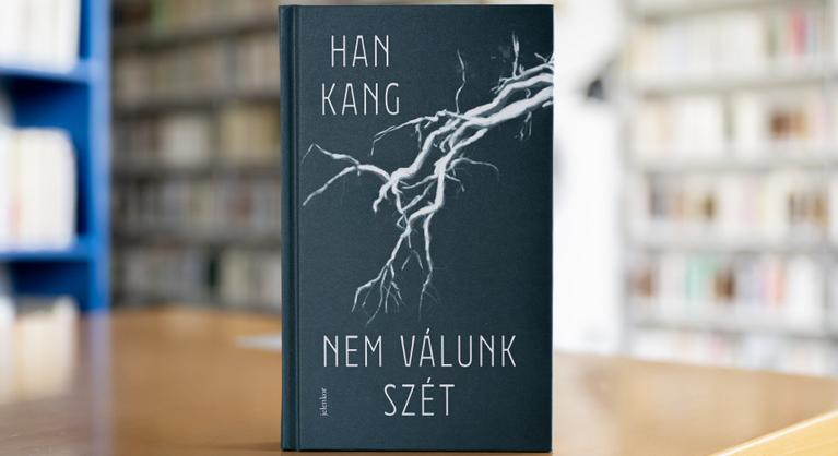 Több tízezer halott, egy madár és egy nő, aki nem tud felejteni