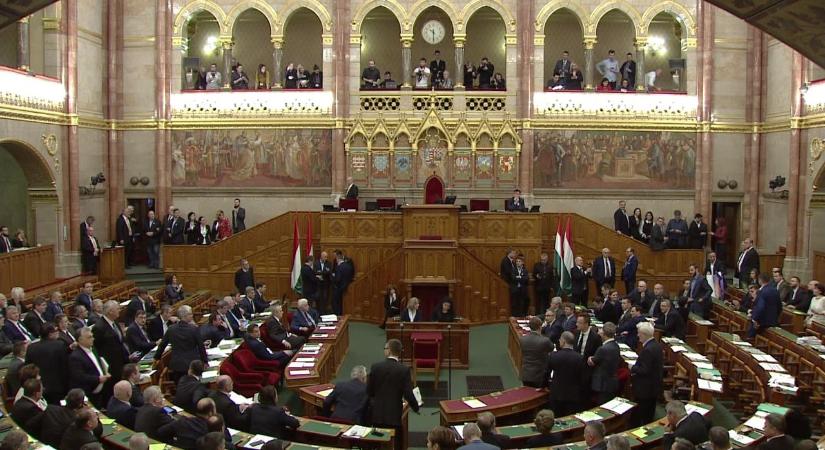 A veszélyhelyzet meghosszabbításáról tárgyal a parlament