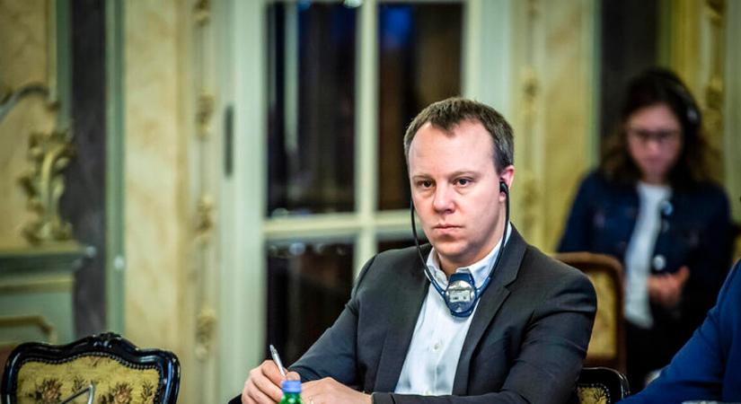 Orbán Viktor legkeményebb kritikusa áll ki legnagyobb ellenfele mellett