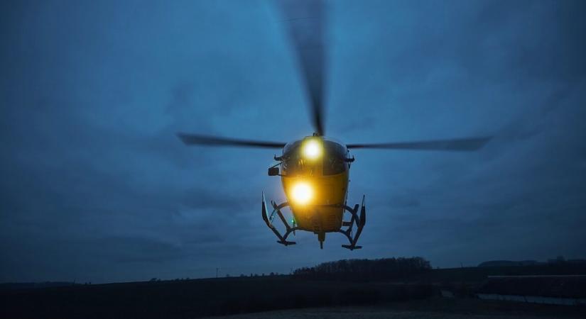 Orvosi mentőhelikopter csapódott be az autópályán, hárman az életükért küzdenek