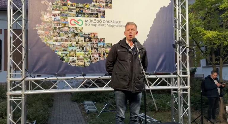 Magyar Péter lehajította a színpadról az Orbán Viktor-kartonfigurát