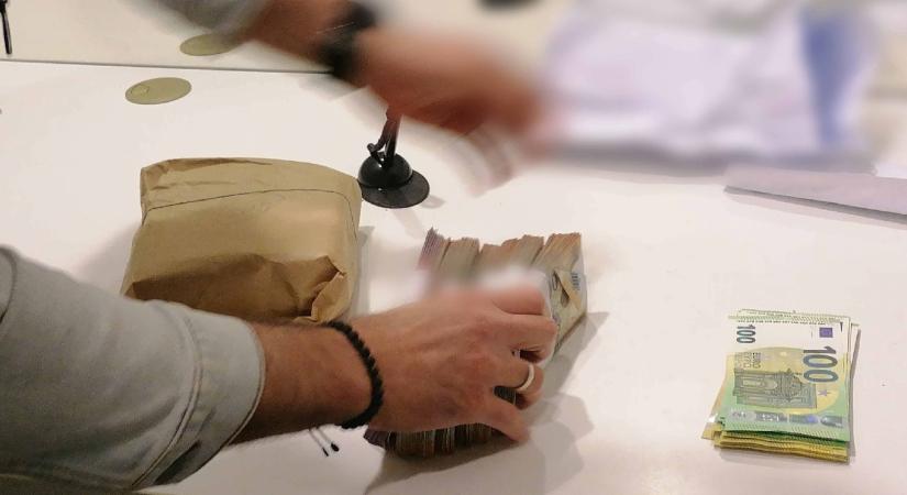 Vesztegetéssel gyanúsít két budapesti főorvost és egy szociális munkást a rendőrség