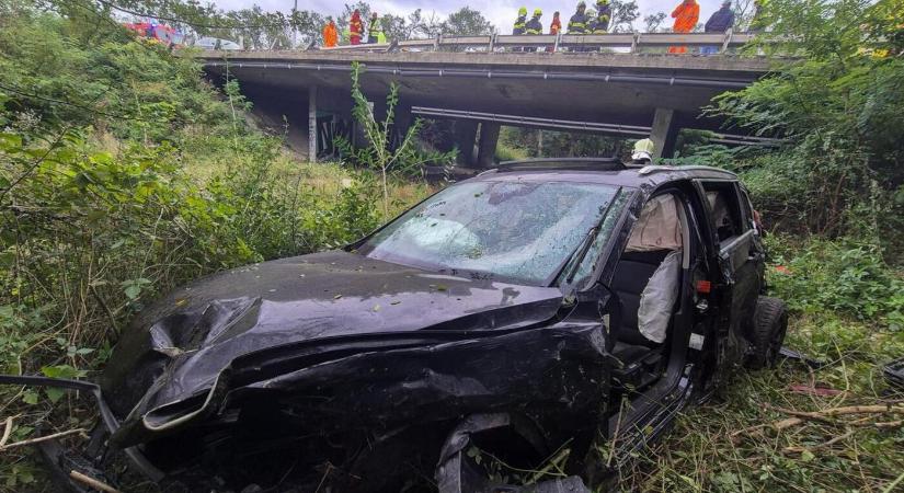 TRAGÉDIA: Lezuhant a hídról egy autó, meghalt a sofőr (VIDEÓFOTÓK)