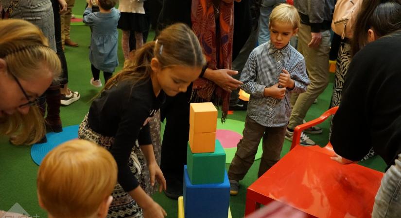 Teltházas sikert aratott az évadnyitó Tücsök Panzió matiné előadás