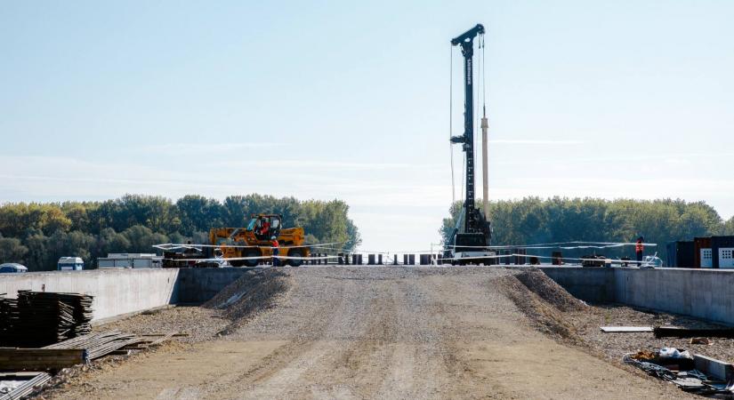 Napi 600 autónak építik a kétszer kétsávos Duna-hidat 300 milliárdért