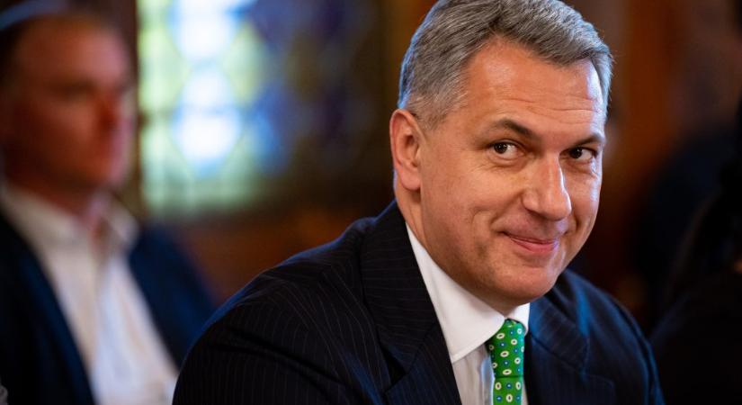Lázár fia továbbra is fogja használni a miniszter sofőrös autóját