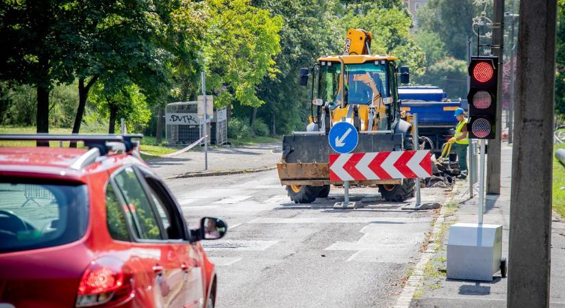 Térdig a munkálatokban: ezek a miskolci utcák most nehezen járhatóak
