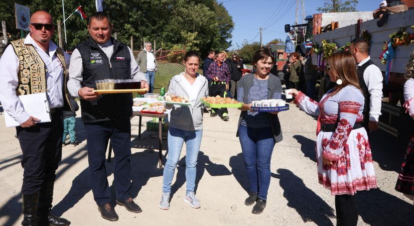 Az utcán ettek-ittak az emberek ebben a zalai faluban, nagy volt a mulatság (képgaléria)