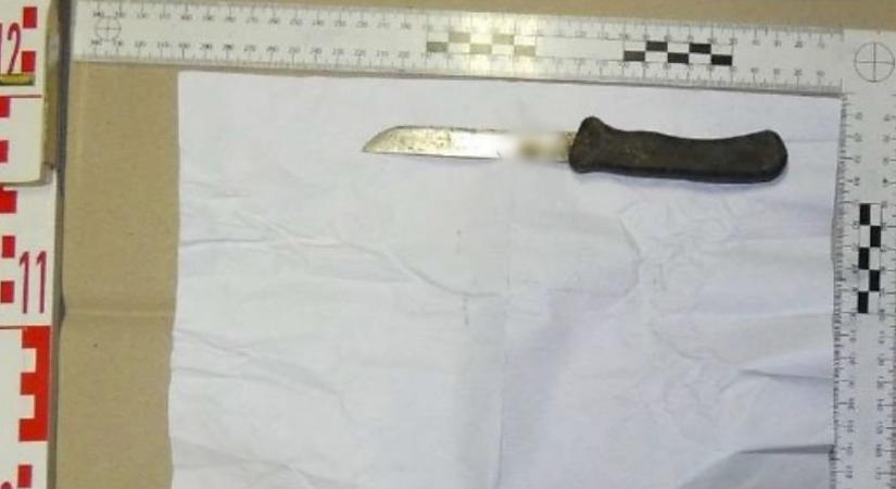 Megkéselte ismerősét, aki csak annyit kért a hajdúhadházi férfitól, ne kiabáljon a háza előtt