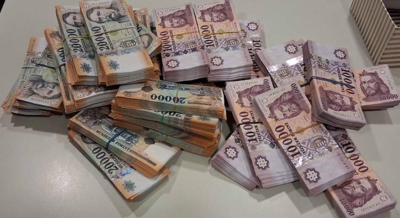 Több száz millió forintot foglaltak le két főorvostól Budapesten, akik havi 100-140 ezer forintot kértek el a betegek államilag finanszírozott elhelyezéséért