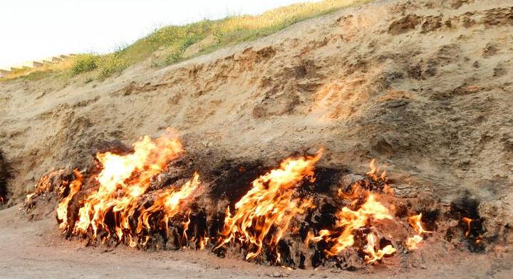 Ez a hegy folyamatosan lángol: imádják a turisták