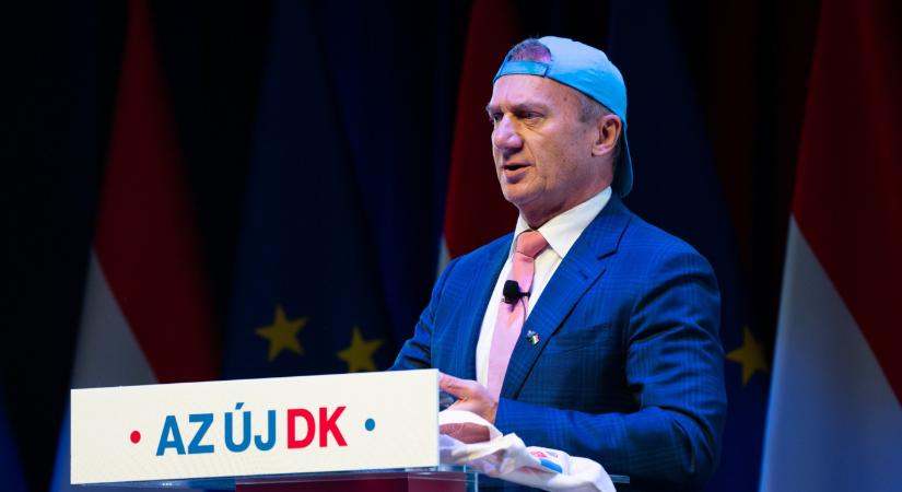 Új DK, új sztiló: Varju László hátrafordított sapkában lépett színpadra a párt jelöltbemutatóján