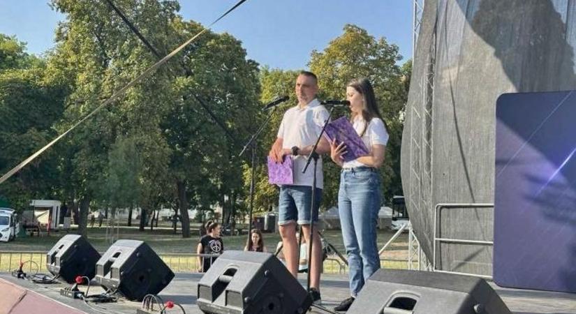 A börtönfalakon innen és a mikrofon mögött – miskolci rádiós vezényelte le a büntetés-végrehajtás napját