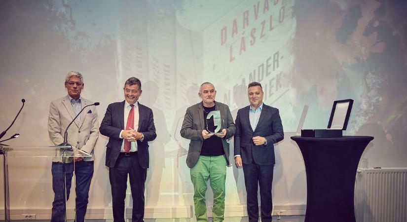 A Délmagyarország egykori újságírója vehette át a legrangosabb hazai irodalmi díjat