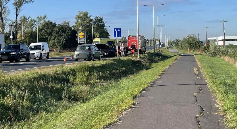 Két autó ütközött a hajdúszoboszlói szupermarketnél - fotókkal