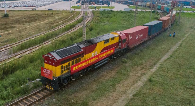 Kínából úgy indult tehervonat Moszkvába, hogy az új rekordot hozhat az árufuvarozásban