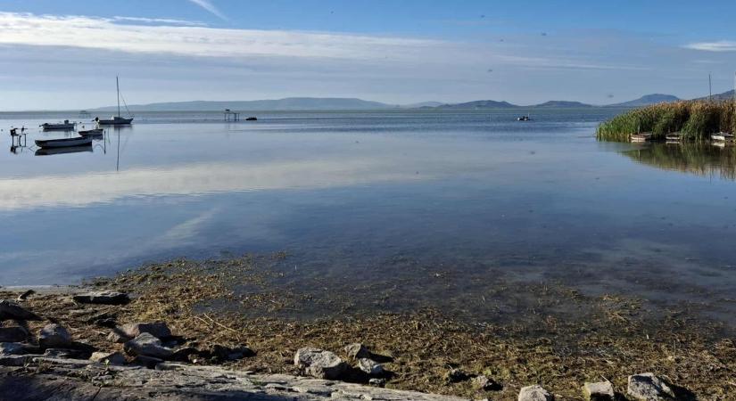 Drámai vízszintcsökkenés: ezért sétálhatsz száraz lábbal most a Balatonban