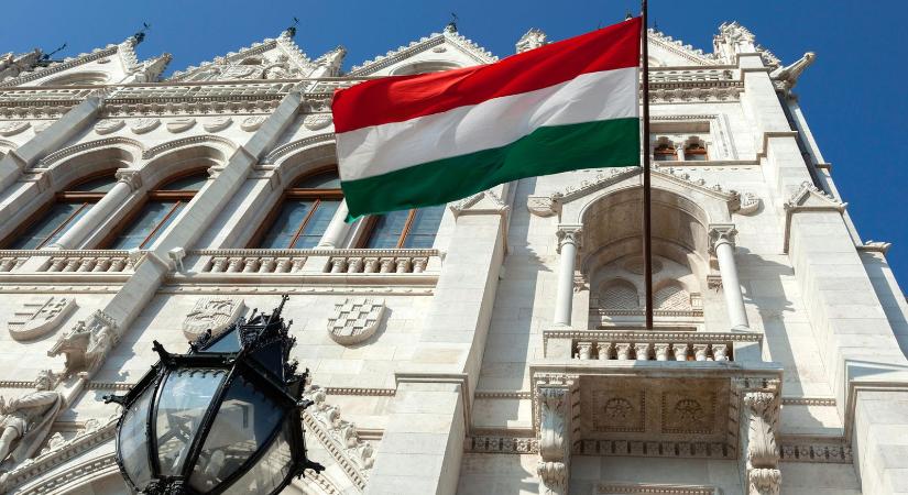 Meg akarták változtatni a magyar zászló színeit, kikerültek a rendkívüli tervek, rá sem ismersz a trikolórra