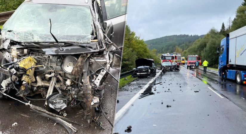 TÖMEGBALESET: Kamion és két autó ütközött, rengeteg a sérült (FOTÓKVIDEÓ)