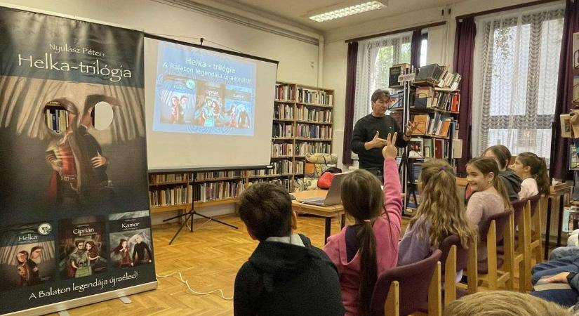 Mesék, titkok és Helka: Nyulász Péter volt a könyvtár vendége