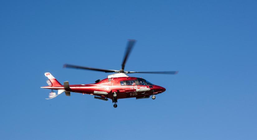 Tragédia az autópályán: mentőhelikopter zuhant az útra