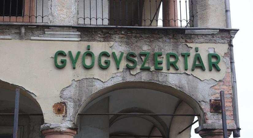 Kórházba került a család, akik a kigyulladt hejőcsabai műemlék gyógyszertár épületében laktak (videóval)