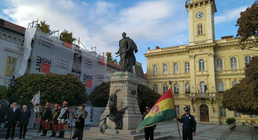 „Komárom vára nemcsak kőből épült, hanem hűségből és bátorságból”
