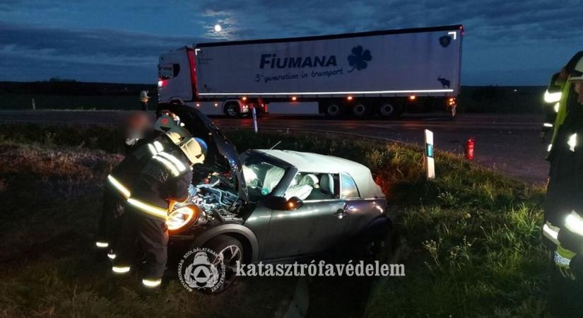 Kamionbaleset a 86-os főúton Zalában! Az árokba lökte a személygépkocsit a teherautó