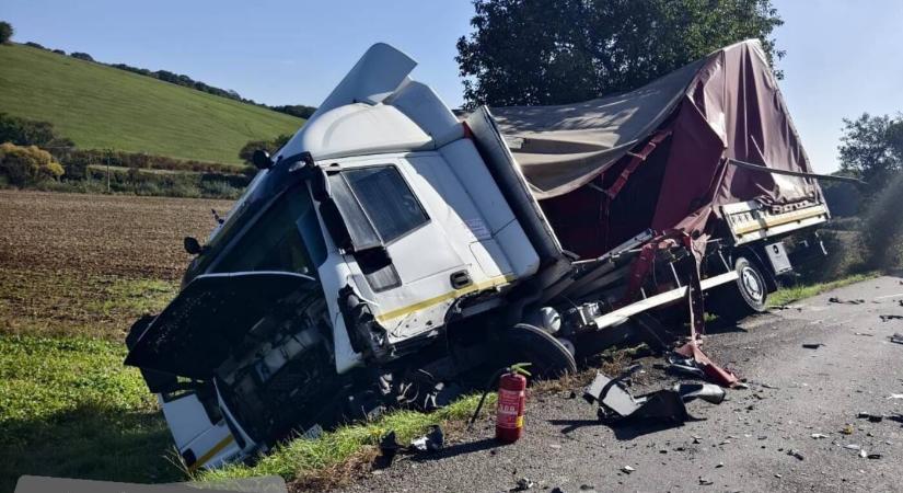 TRAGÉDIA: Meghalt a sofőr, miután autójával kamionnak csapódott
