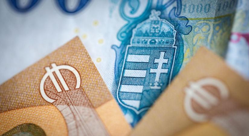 Szabadesésben a forint, bődületes szakadásban a devizánk - ez az oka a szédületes értékvesztésnek