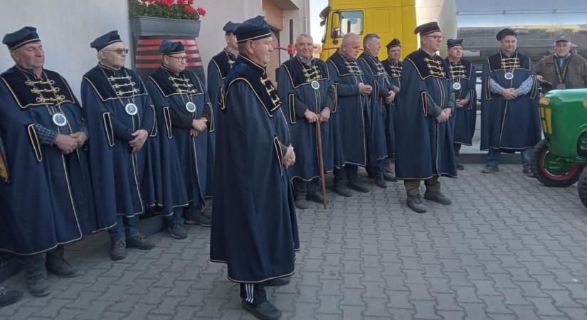 Az adonyi borászok Móron