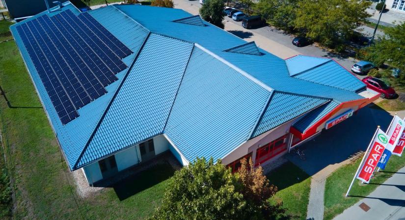 A napenergia szerepe egyre nő a kiskereskedelemben – újabb SPAR áruházak működését támogatják napelemek