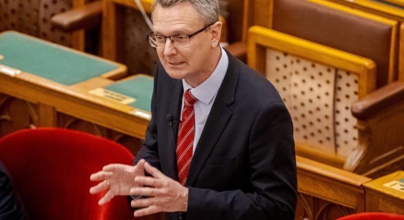 Nem fogok félni – mondta a 68 éves nő, akihez öt rendőr ment ki Rétvári feljelentése miatt
