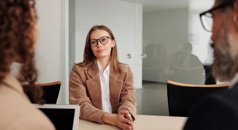 Mutatjuk, melyik székre üljön az állásinterjún, ha jó benyomást szeretne tenni