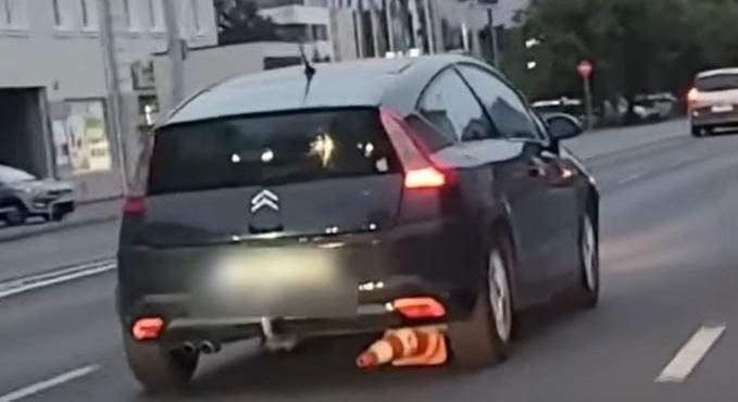 Újra felbukkant a tábladöntő Citroën, most egy bóját vonszolt a Váci úton – videó