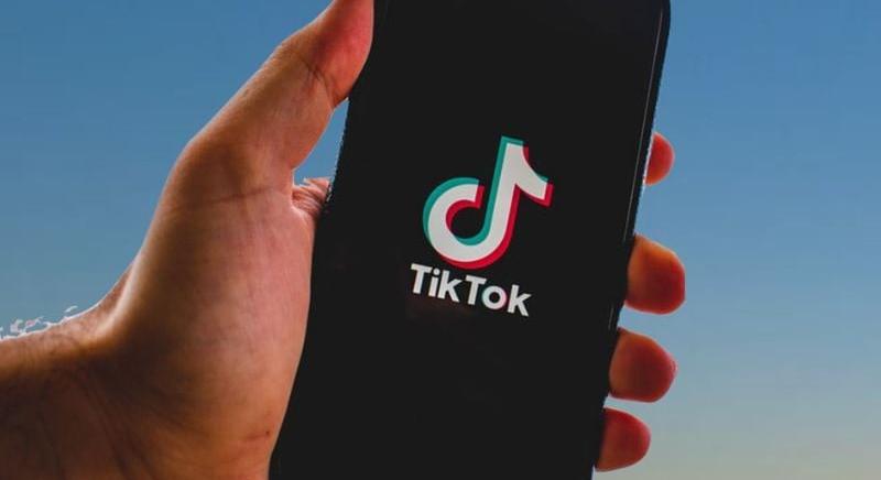 Súlyos vádak a TikTok ellen: az ígéretek ellenére gyerekeknek is ajánl szexuális tartalmakat az app?