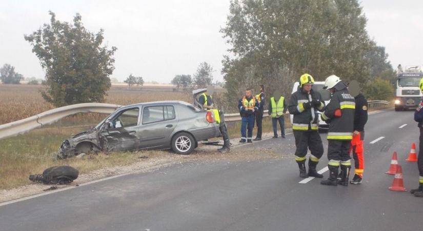 A szalagkorlát is megsérült: fotón a 4-esen történt baleset!