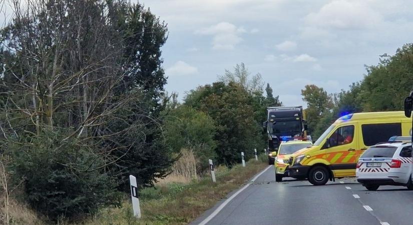 Halálos baleset a 6-os úton, mentőhelikopter érkezett (FOTÓK)