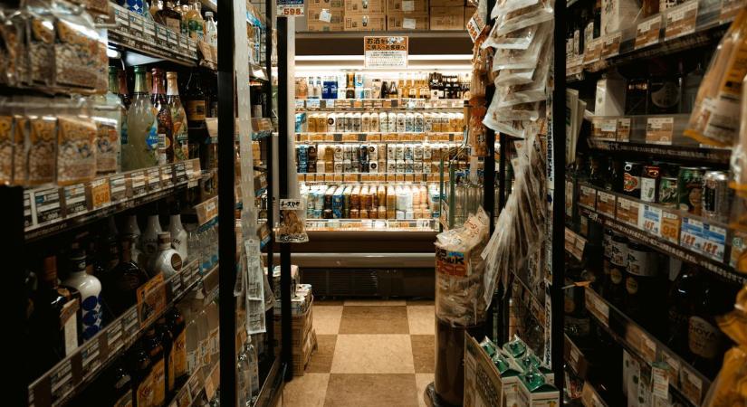 Romlott tej, zsúfolt folyosó, kedves eladók – ilyenek az élelmiszerboltok Tatabányán