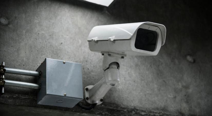 Új térfigyelőket és sebességmérőket telepítenek Nyergesújfaluban