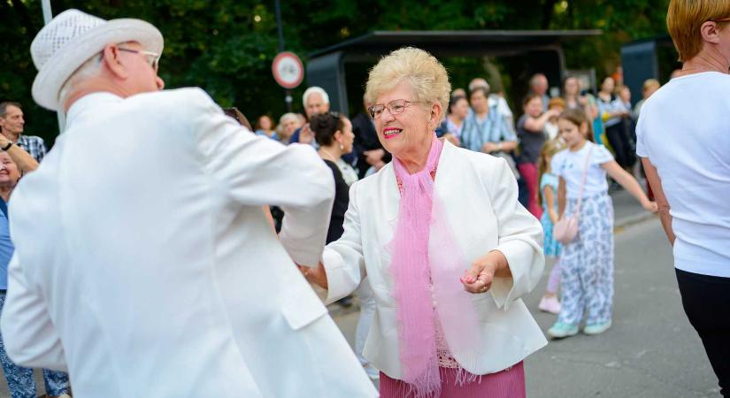 Közösségbe hívják és megtáncoltatják a sepsiszentgyörgyi és környékbeli nyugdíjasokat
