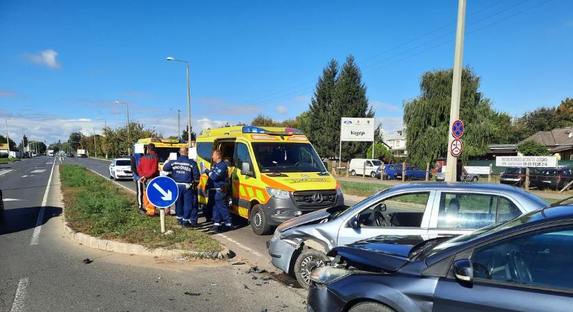 Karambol a 41-es bevezető szakaszán, 3 embert vittek el a mentők! - Fotók!