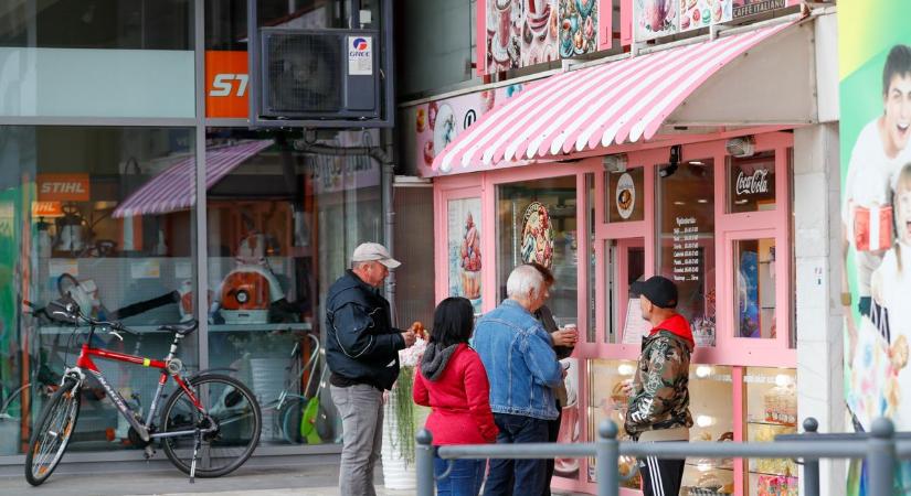 Hajnaltól nyitva a zalai város legújabb kávézója, de nem marasztalnak (galéria)