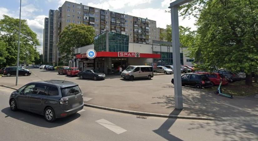 A rendőrség rajzolt körbe egy kocsit a Király utcai Sparnál! Valami szörnyű történt a parkolóban
