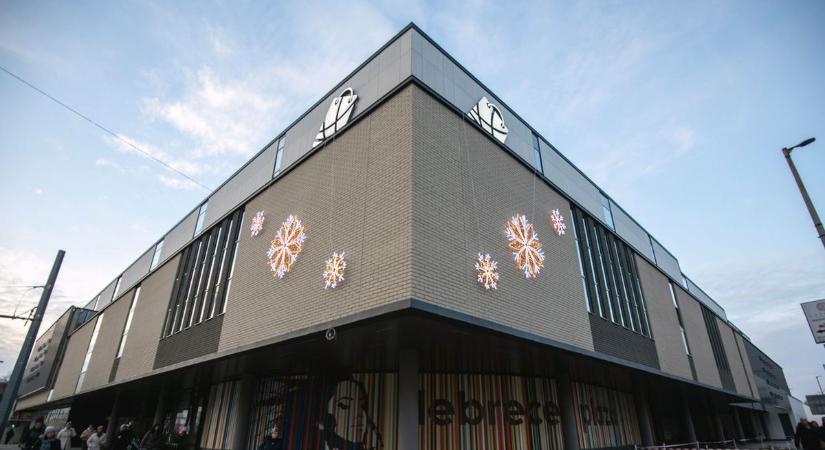 Kutyás rendőrökre volt szükség a Debrecen Plazában! Kőkemény balhé volt odabent, ilyet rég látott a város!