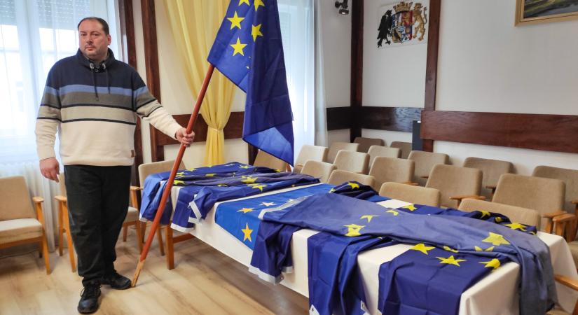 Tiltakozásképp levették az összes uniós zászlót Pitvaroson