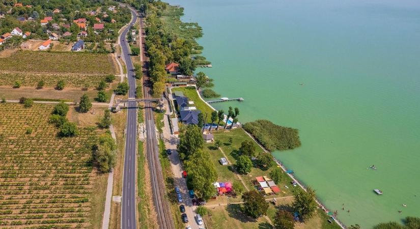 Káprázatos fotó az égből, a Balaton éjszakai fényei mesevilágba repítenek