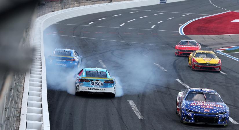 Flúgos befutó a NASCAR-ban: kétségbeesésében rükvercben fejezte be a versenyt